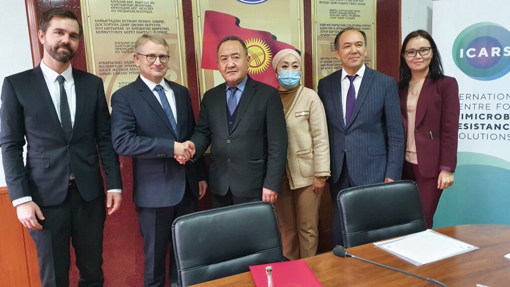 A group photo of the project team with Robert Skov and Jalalidin Rakhmatulaev shaking hands